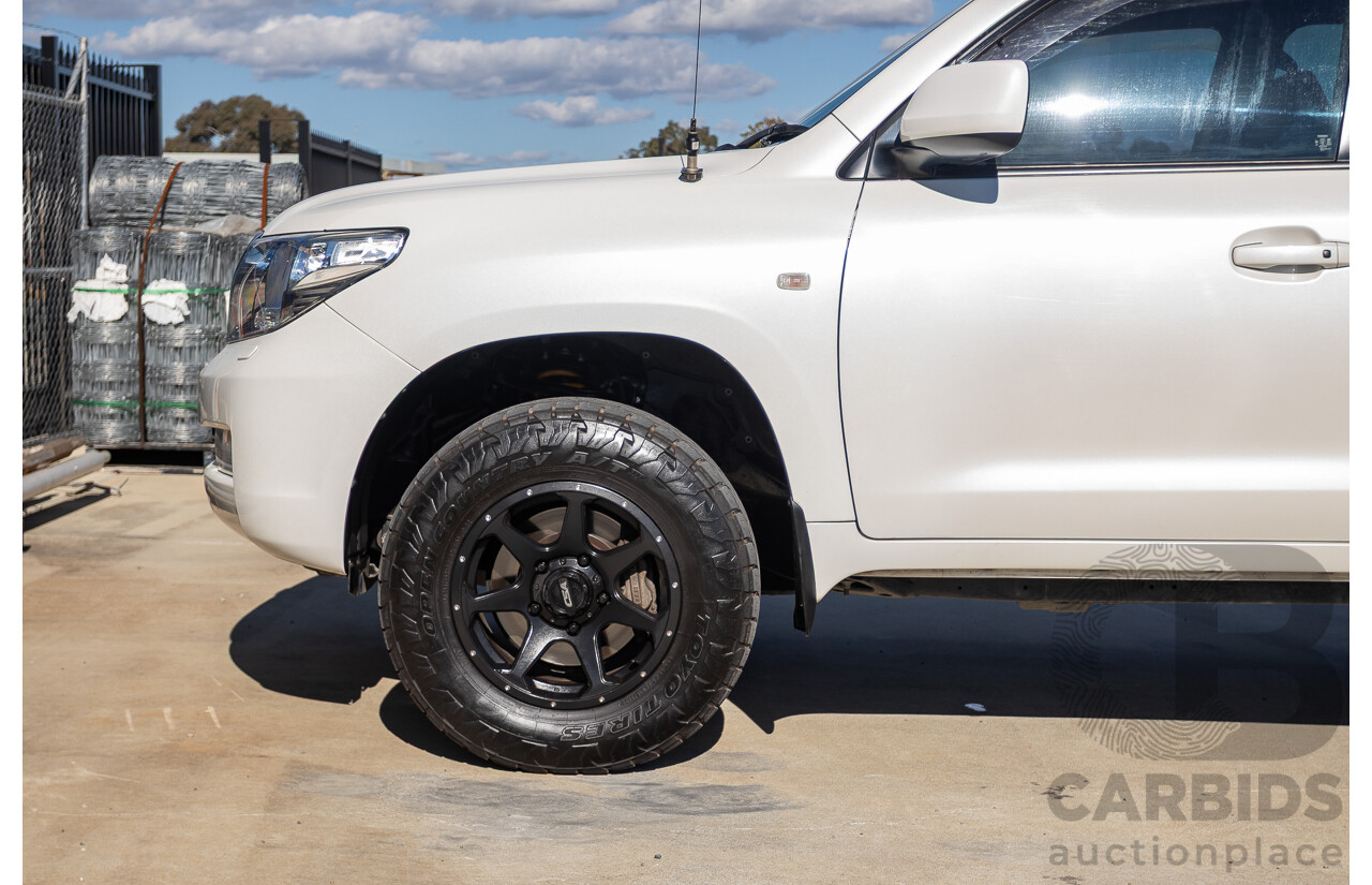 4/2008 Toyota Landcruiser Sahara (4x4) VDJ200R 4D Wagon Blizzard White Twin Turbo Diesel V8 4.5L