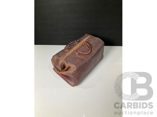 1661356 · Vintage Leather Gladstone Bag