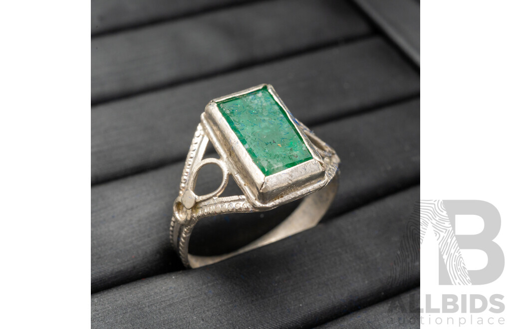 925 Sterling Silver Ring with a Emerald Cut Emerald - Size R.5