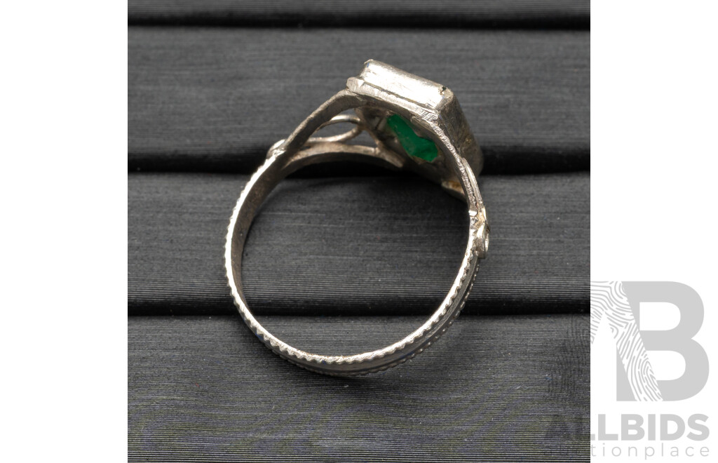 925 Sterling Silver Ring with a Emerald Cut Emerald - Size R.5