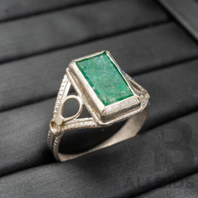 925 Sterling Silver Ring with a Emerald Cut Emerald - Size R.5