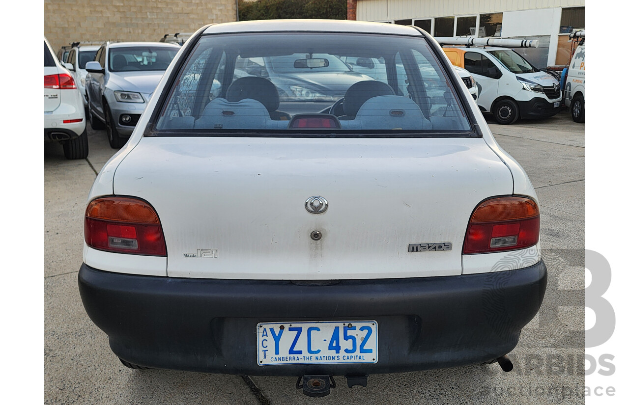 5/1995 Mazda 121   4d Sedan White 1.3L