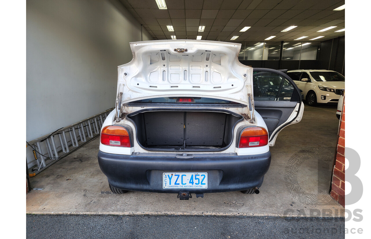 5/1995 Mazda 121   4d Sedan White 1.3L