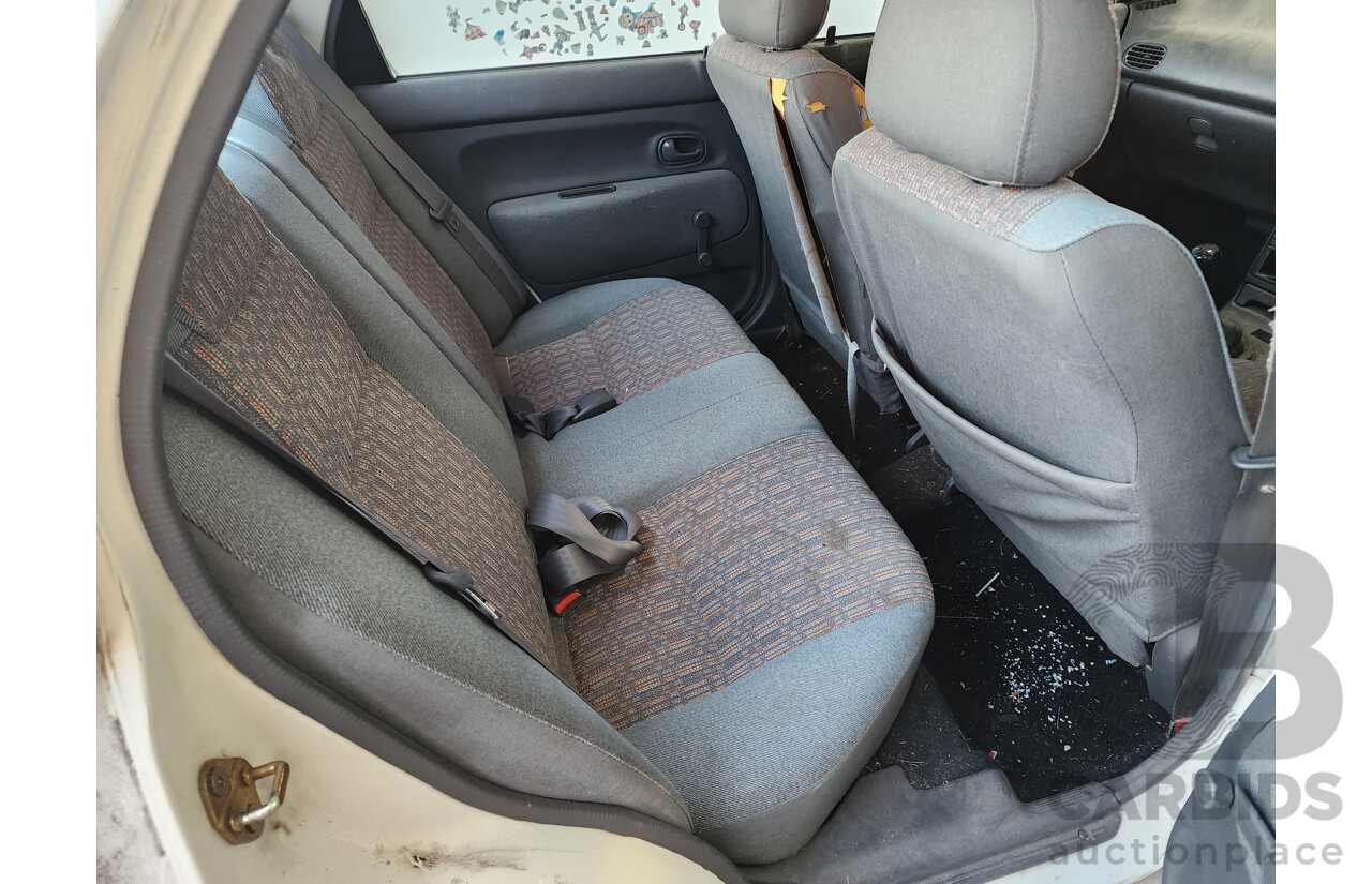 5/1995 Mazda 121   4d Sedan White 1.3L