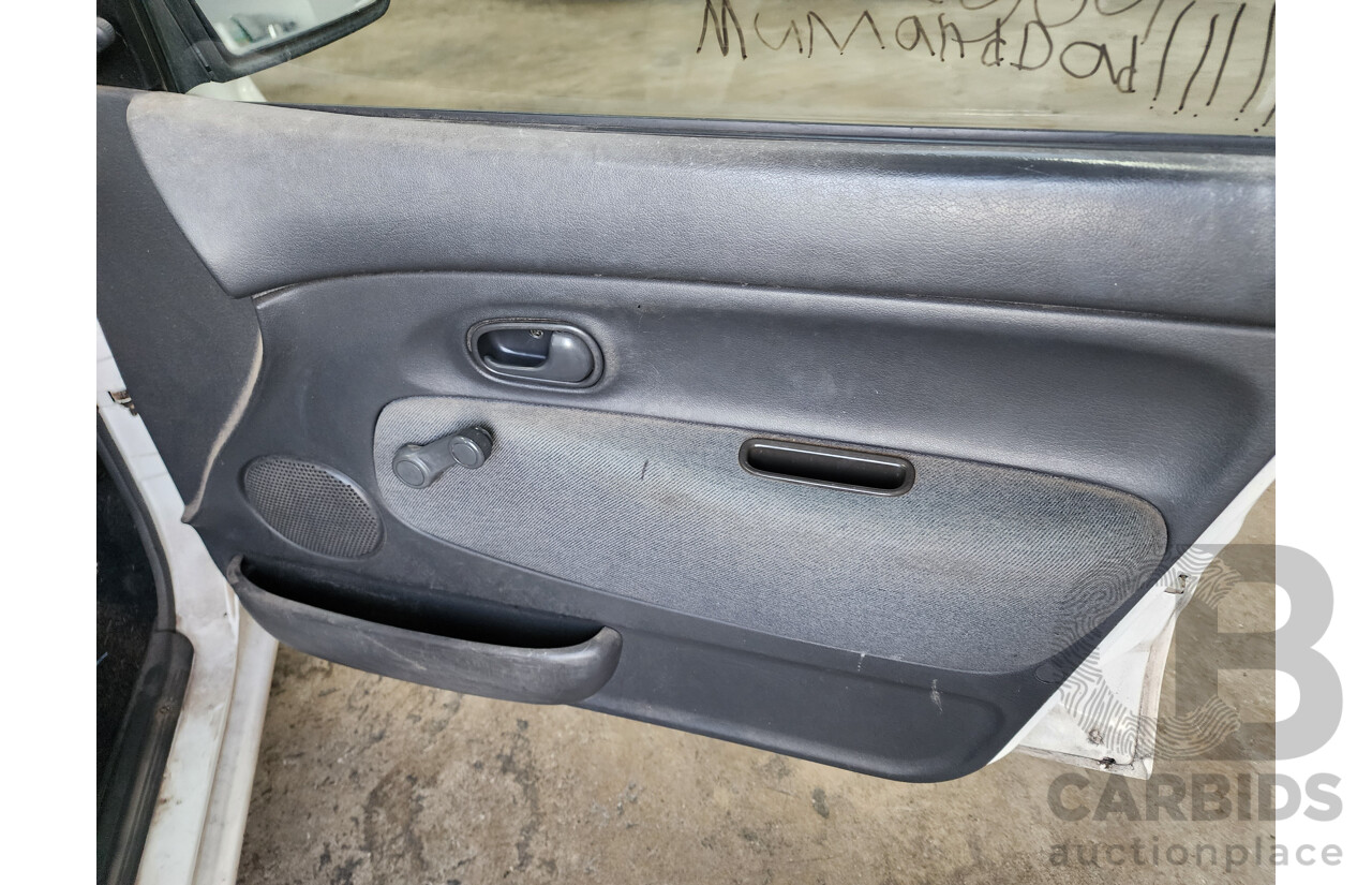 5/1995 Mazda 121   4d Sedan White 1.3L