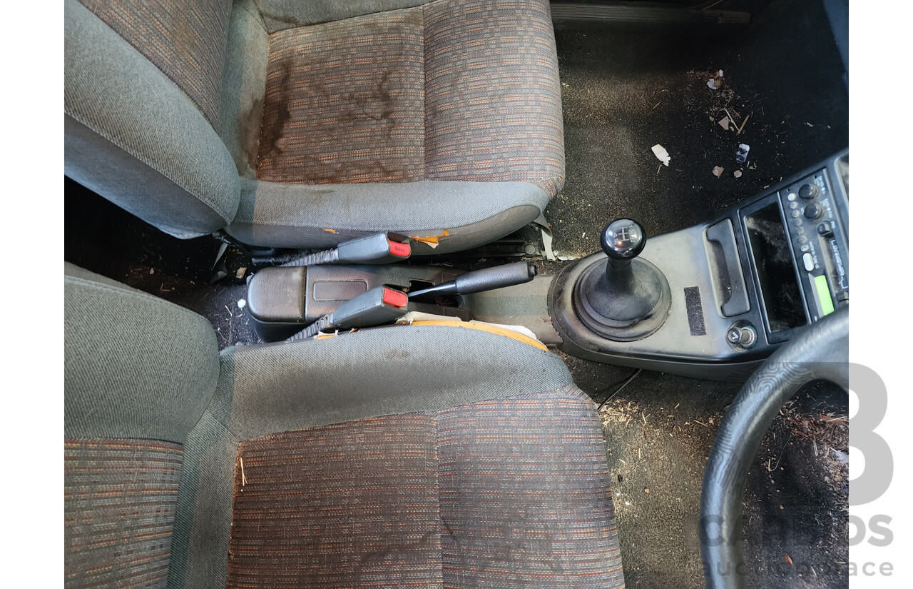 5/1995 Mazda 121   4d Sedan White 1.3L