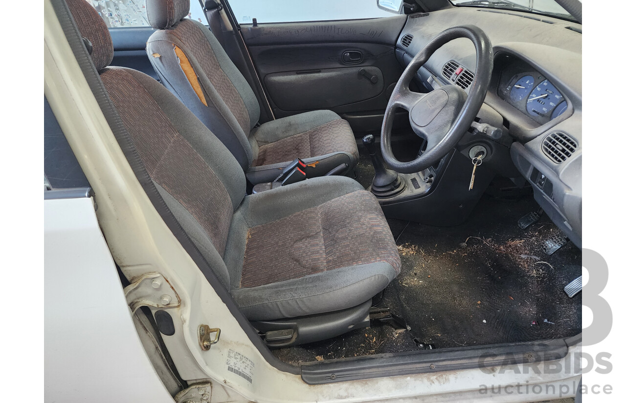 5/1995 Mazda 121   4d Sedan White 1.3L