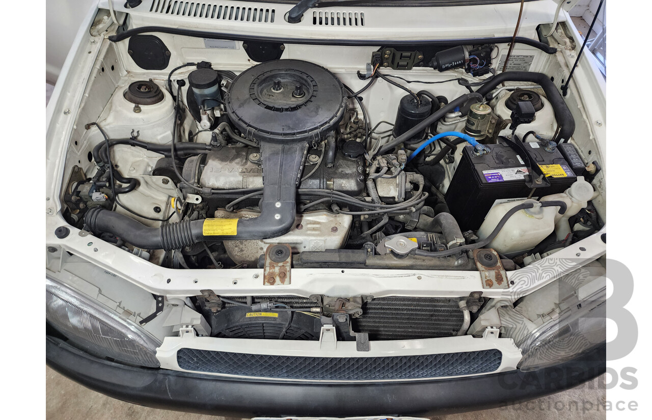 5/1995 Mazda 121   4d Sedan White 1.3L