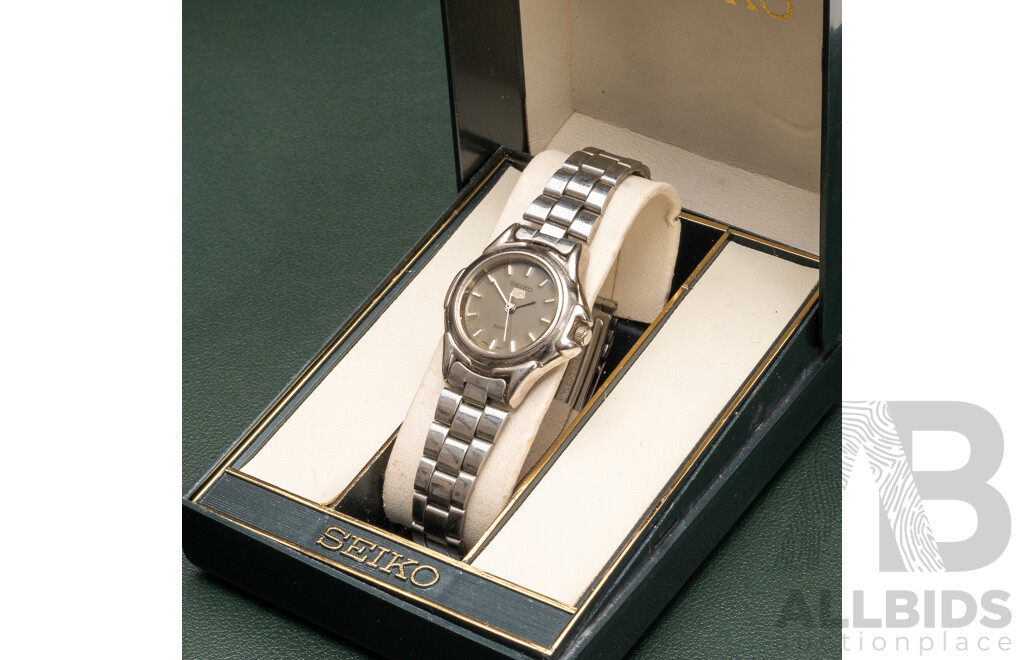 Vintage Seiko 5 Wristwatch with Original Box & Paperwork