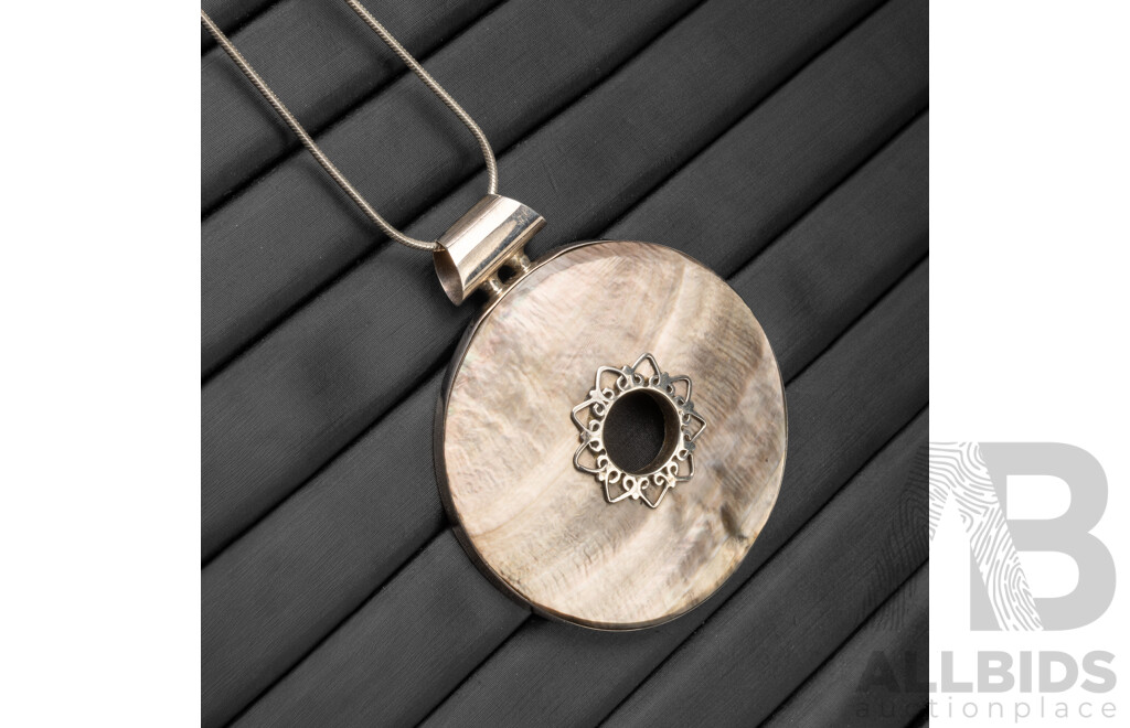 925 Sterling Silver Necklace & Mother of Pearl Donut Pendant. Length - 45cms