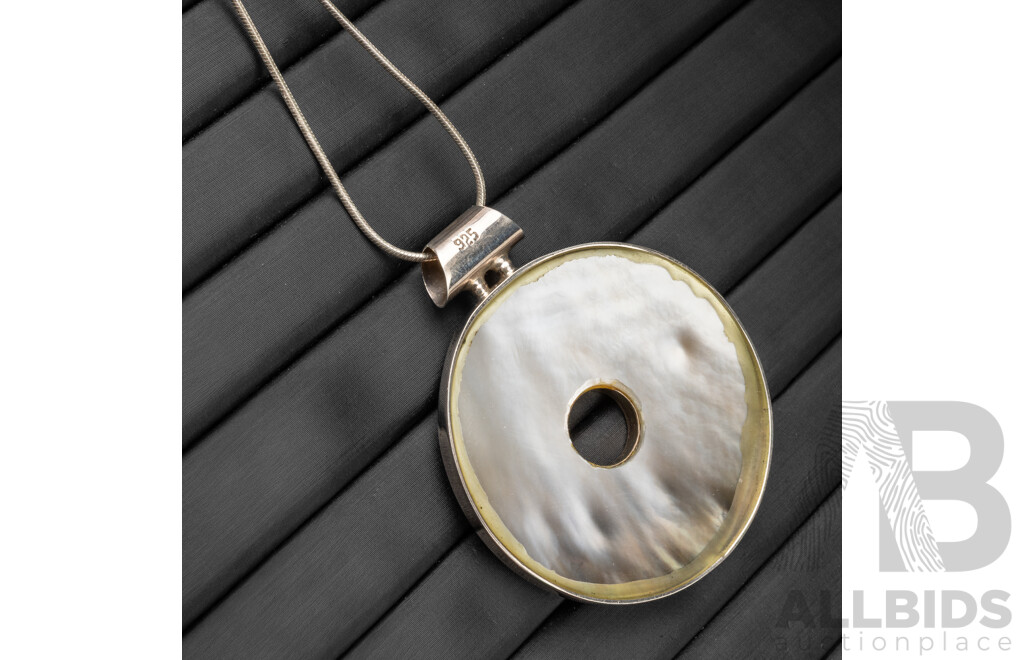 925 Sterling Silver Necklace & Mother of Pearl Donut Pendant. Length - 45cms