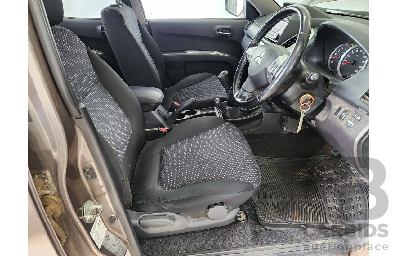 11/2014 Mitsubishi Triton Glx-R (4x4) MN MY15 Double Cab Utility Gold 2.5L