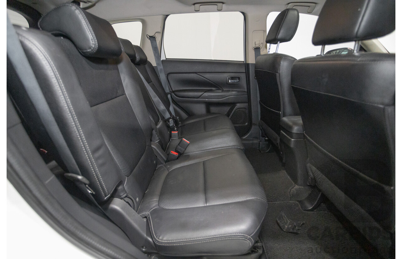 10/2017 Mitsubishi Outlander Exceed 7-seater (AWD) ZL MY18.5 4d Wagon White turbo diesel 2.3L