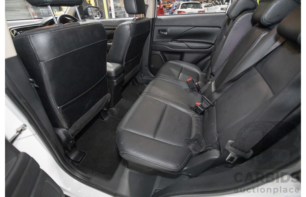 10/2017 Mitsubishi Outlander Exceed 7-seater (AWD) ZL MY18.5 4d Wagon White turbo diesel 2.3L
