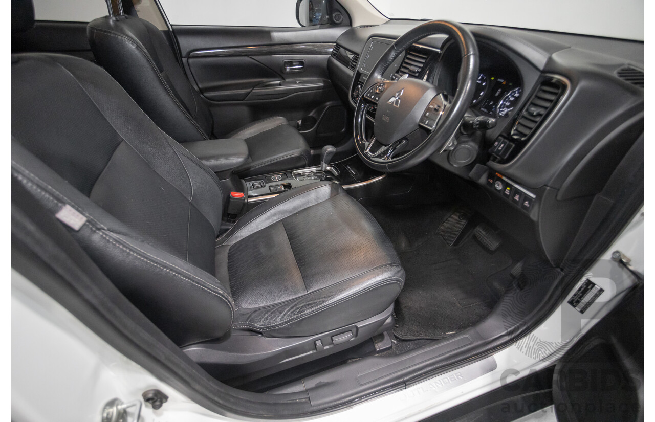10/2017 Mitsubishi Outlander Exceed 7-seater (AWD) ZL MY18.5 4d Wagon White turbo diesel 2.3L