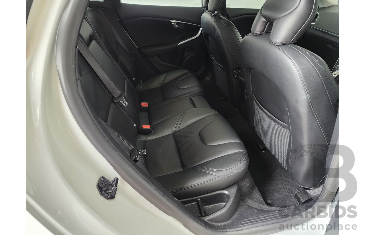 7/2013 Volvo V40 T4 Luxury M 5d Hatchback White 2.0L