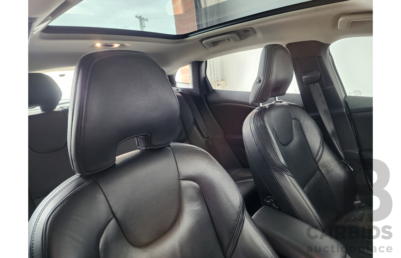 7/2013 Volvo V40 T4 Luxury M 5d Hatchback White 2.0L