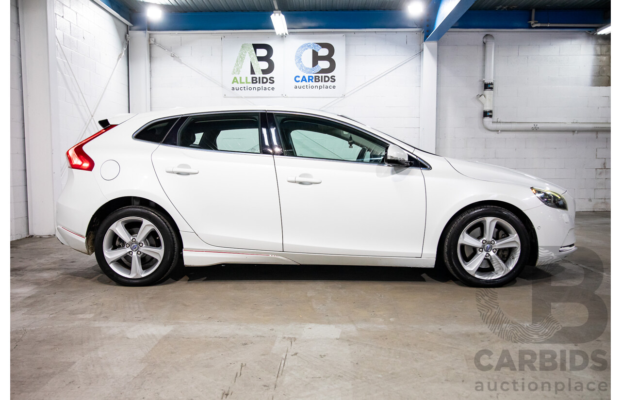 11/2013 Volvo V40 T4 Luxury M 5d Hatchback White Turbo 2.0L