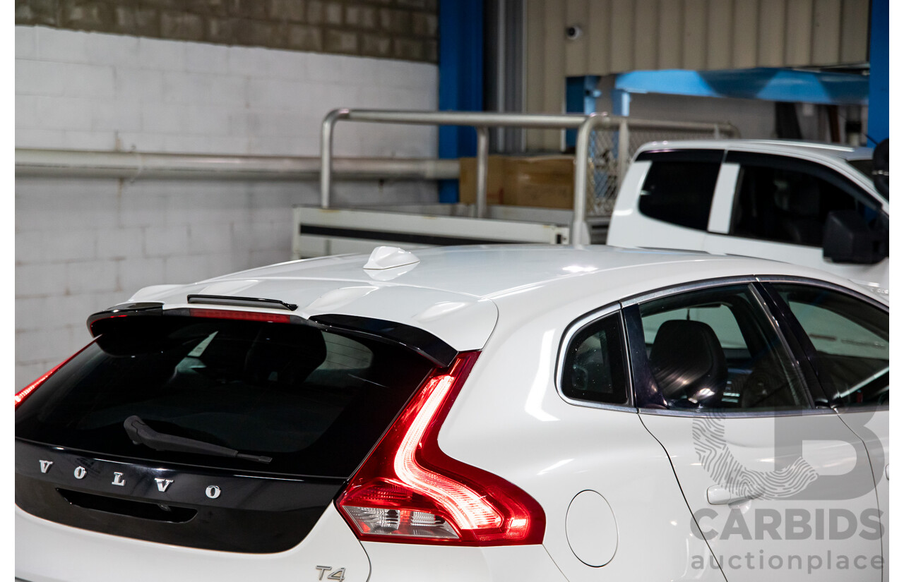 11/2013 Volvo V40 T4 Luxury M 5d Hatchback White Turbo 2.0L