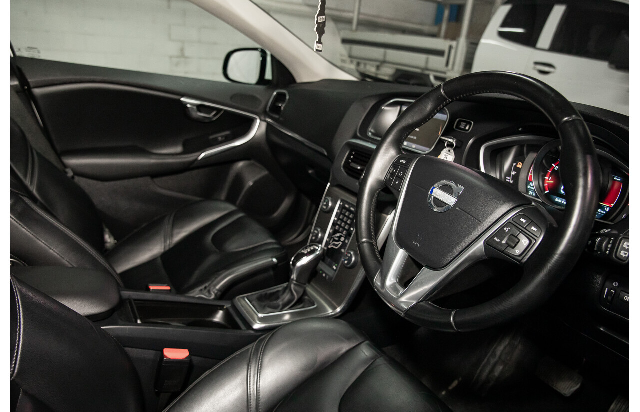 11/2013 Volvo V40 T4 Luxury M 5d Hatchback White Turbo 2.0L