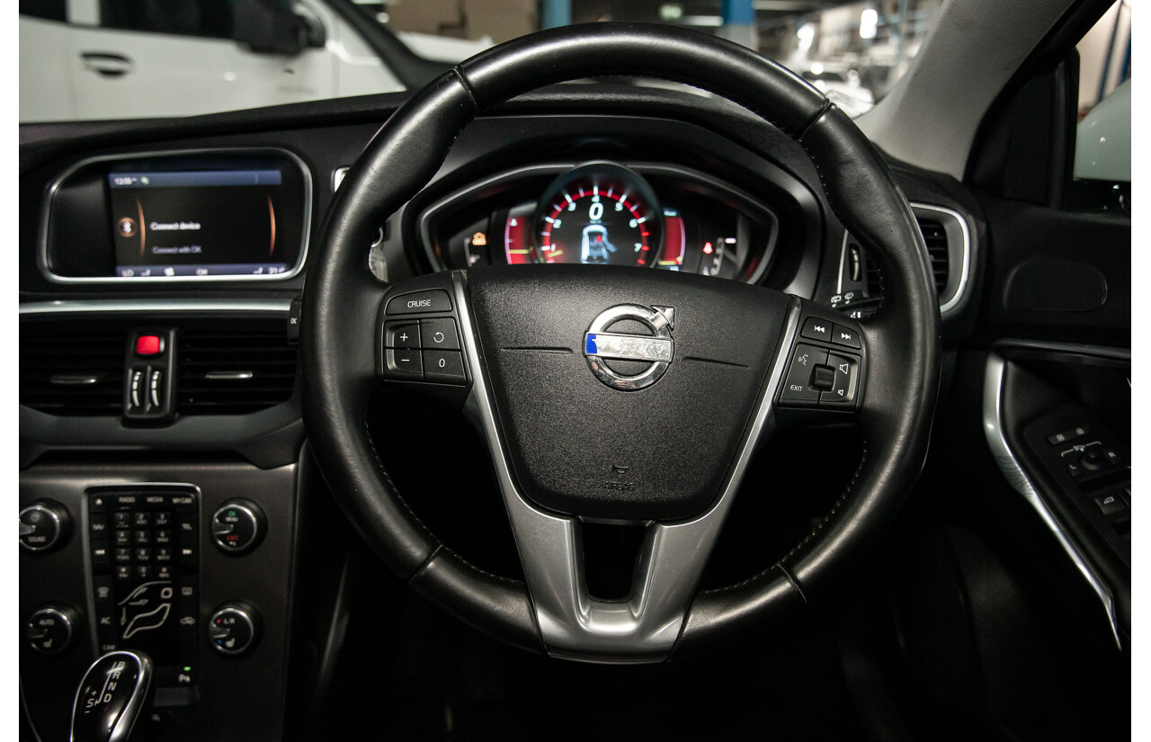 11/2013 Volvo V40 T4 Luxury M 5d Hatchback White Turbo 2.0L