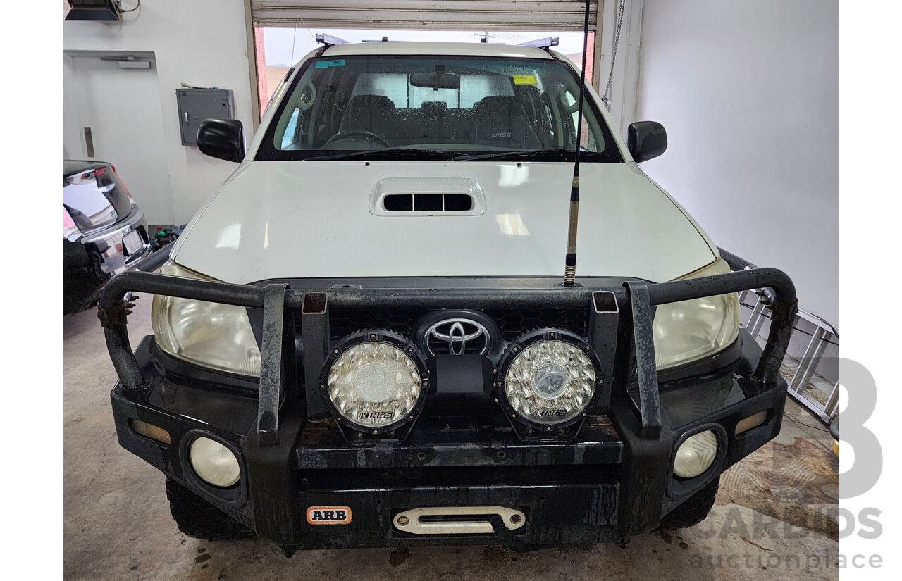 10/2009 Toyota Hilux SR (4x4) KUN26R 08 UPGRADE Dual Cab P/Up White 3.0L