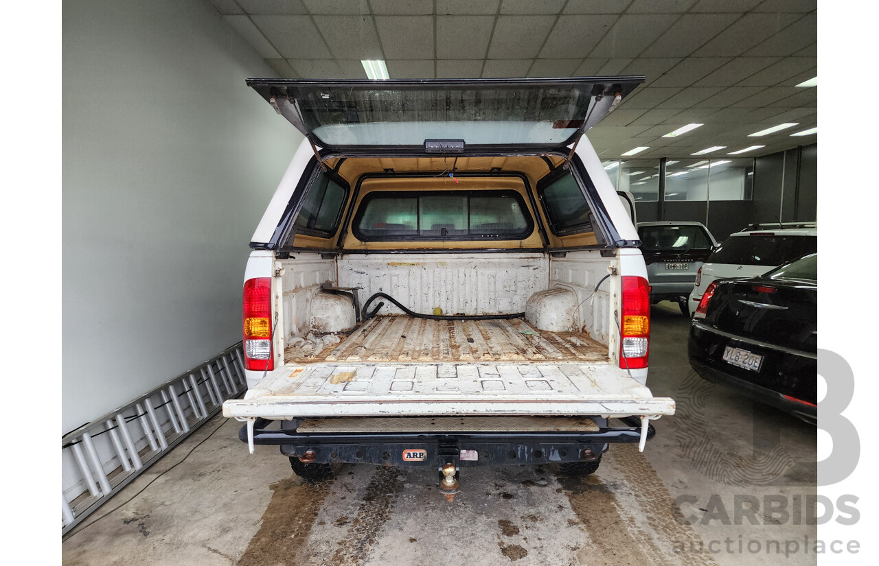 10/2009 Toyota Hilux SR (4x4) KUN26R 08 UPGRADE Dual Cab P/Up White 3.0L