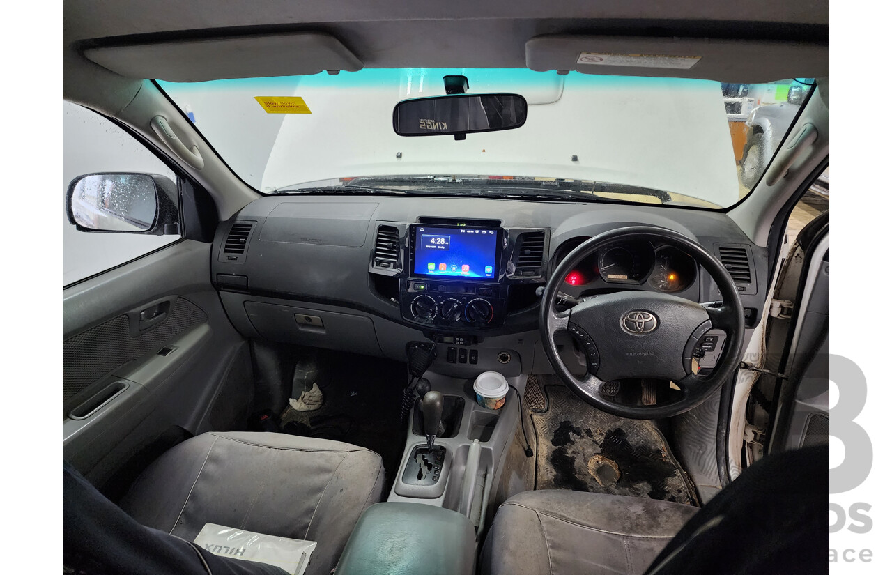 10/2009 Toyota Hilux SR (4x4) KUN26R 08 UPGRADE Dual Cab P/Up White 3.0L