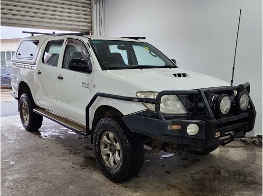 10/2009 Toyota Hilux SR (4x4) KUN26R 08 UPGRADE Dual Cab P/Up White 3.0L