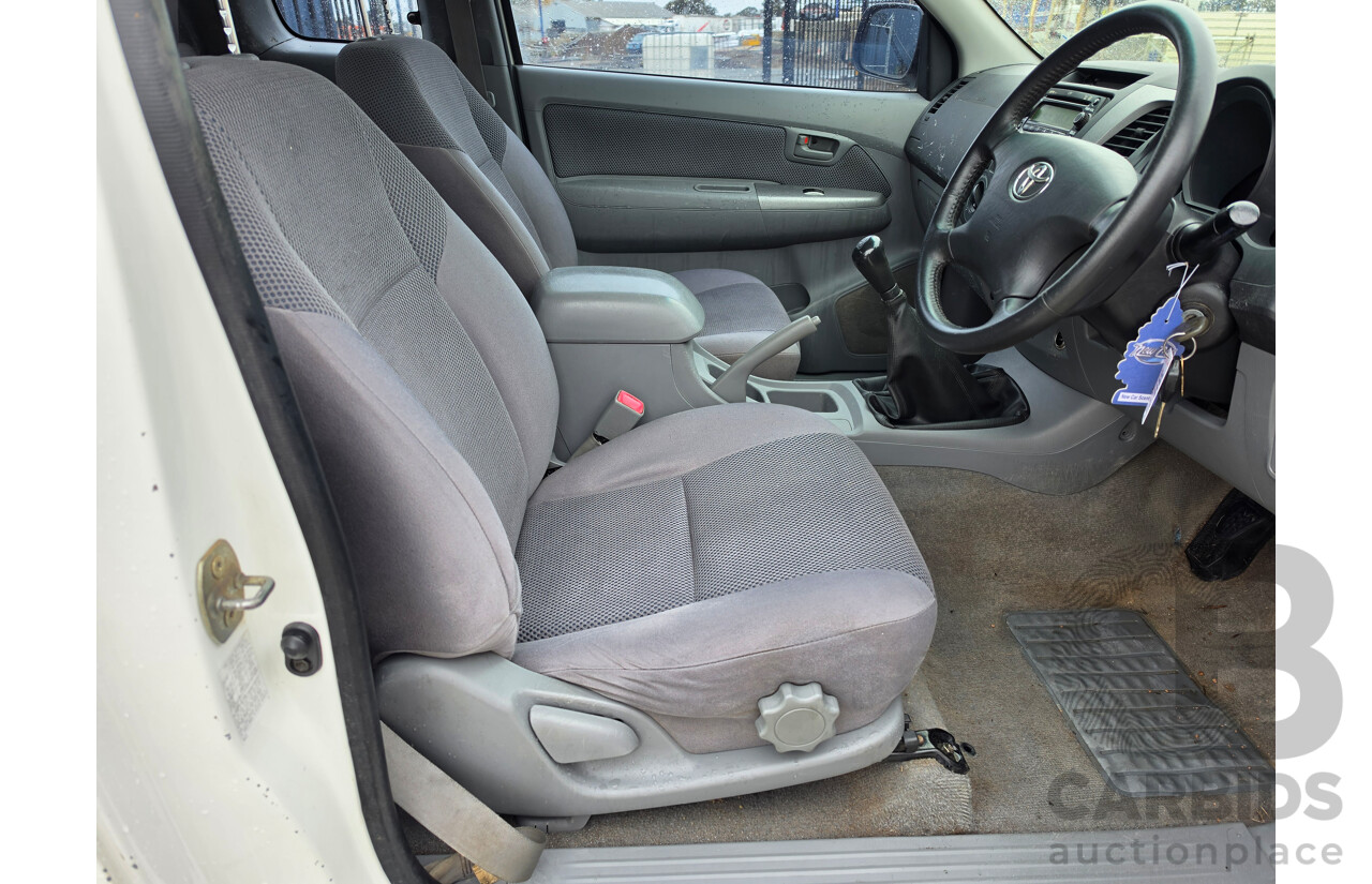 4/2005 Toyota Hilux SR5 (4x4) GGN25R X Cab P/Up White 4.0L