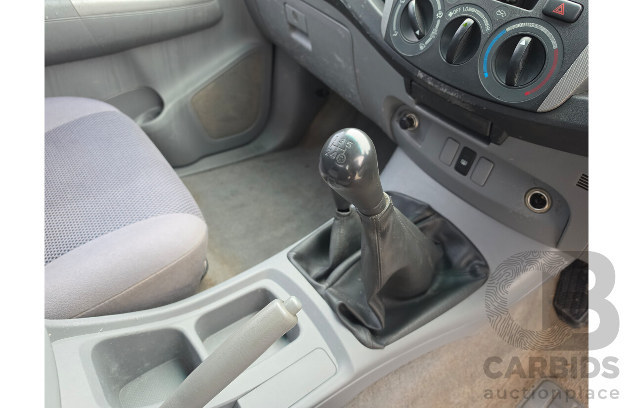 4/2005 Toyota Hilux SR5 (4x4) GGN25R X Cab P/Up White 4.0L