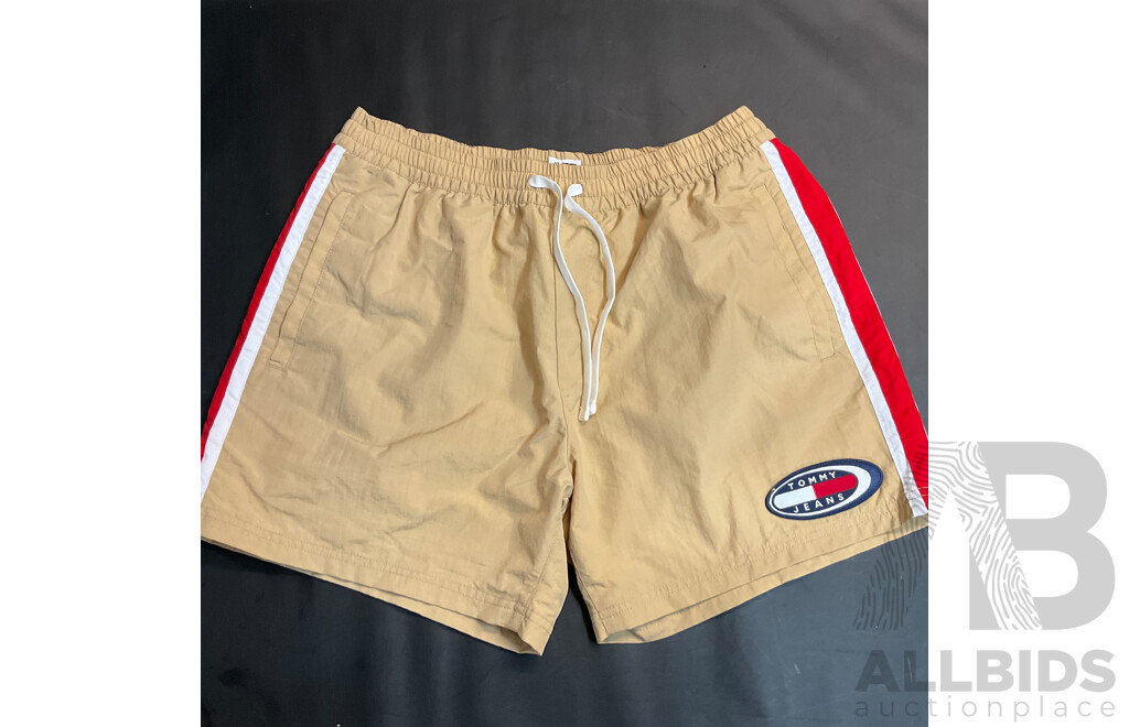 Tommy Jeans T-shirt ,Shorts & the North Face T-Shirt - Lot of 3