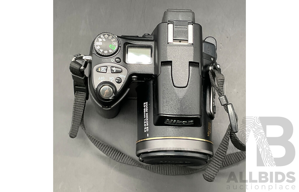 NIKON COOLPIX 8800 VR Digital Camera