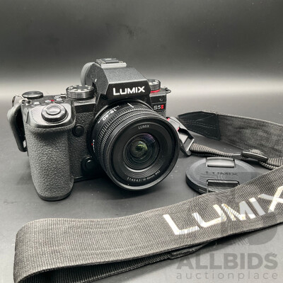 PANASONIC LUMIX S5II Mirrorless Camera with 18-40 Zoom Lens