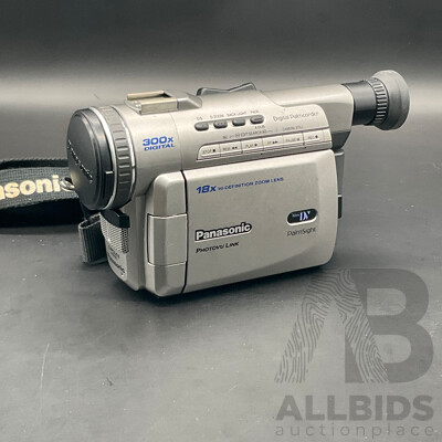 PANASONIC PalmSight PV-DV100D Digital Camcorder