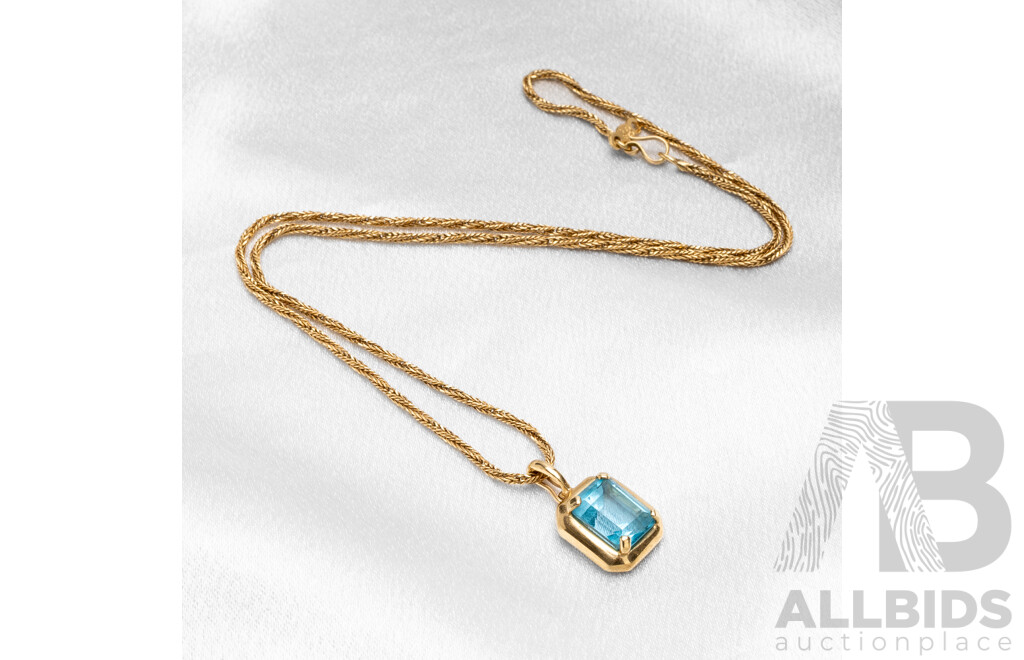 14ct Yellow Gold Necklace & 9ct Pendant with Swiss Blue Topaz. Length - 41.5cms