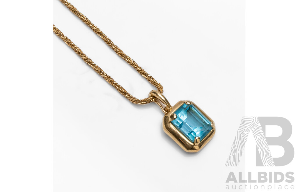 14ct Yellow Gold Necklace & 9ct Pendant with Swiss Blue Topaz. Length - 41.5cms