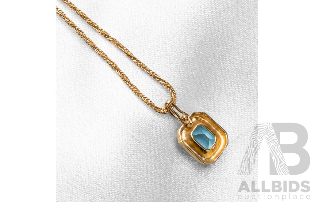 14ct Yellow Gold Necklace & 9ct Pendant with Swiss Blue Topaz. Length - 41.5cms