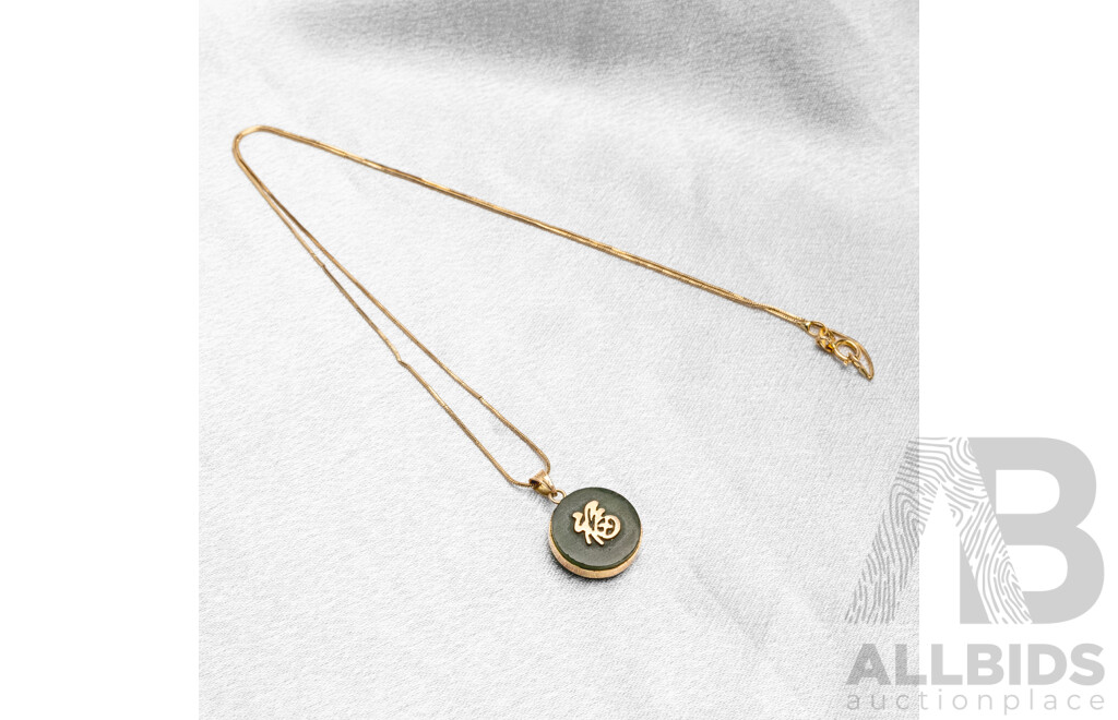 14ct Yellow Gold Necklace with Nephrite Pendant. Length - 43cms