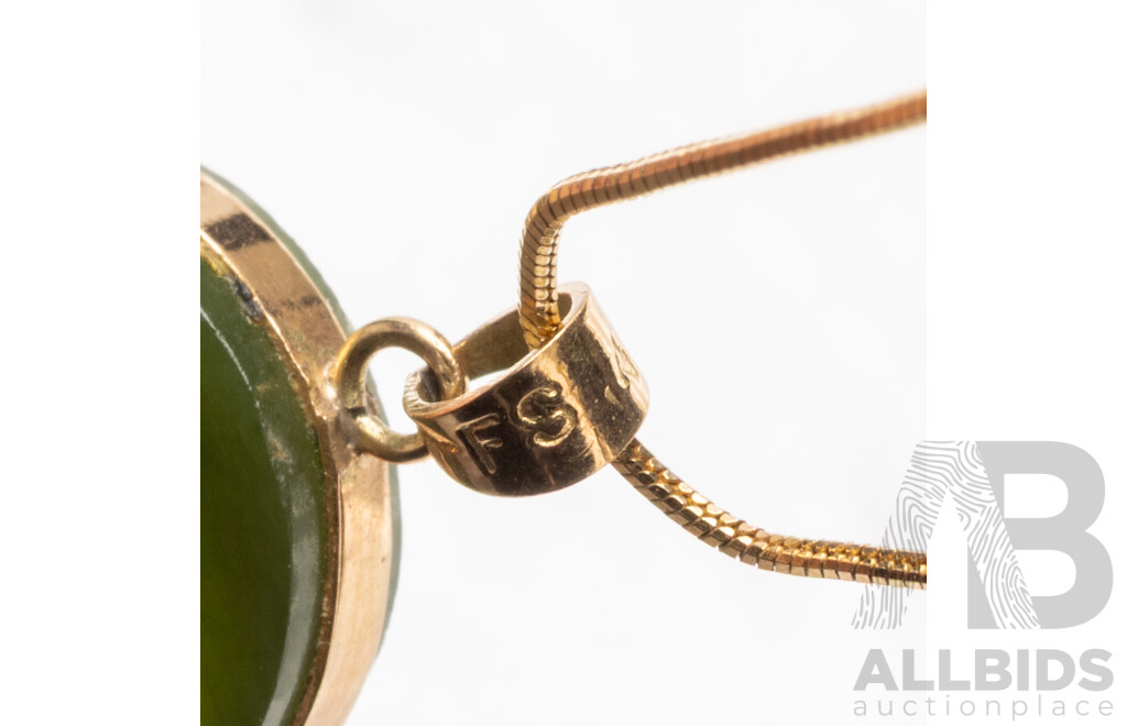 14ct Yellow Gold Necklace with Nephrite Pendant. Length - 43cms