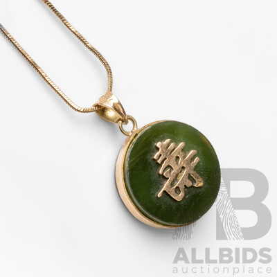14ct Yellow Gold Necklace with Nephrite Pendant. Length - 43cms