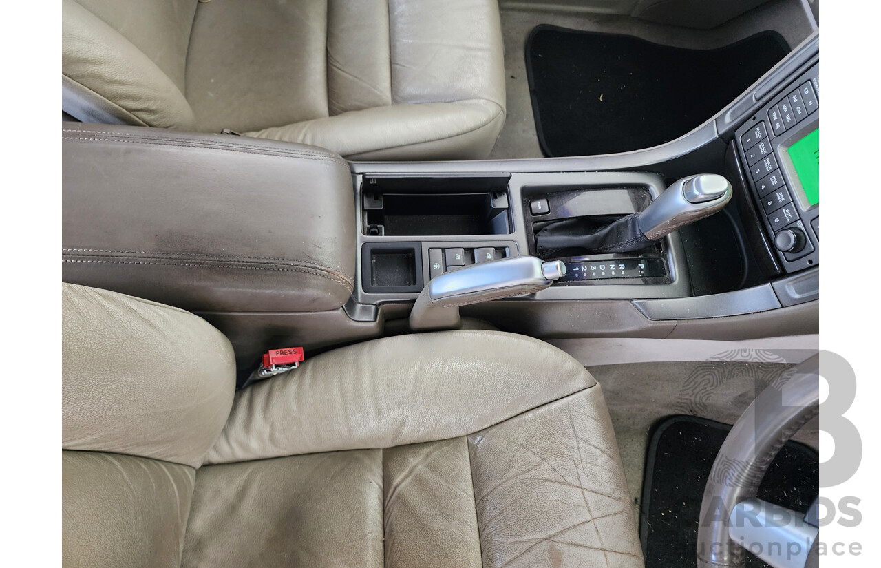 9/2002 Holden Calais  VXII 4d Sedan White 3.8L