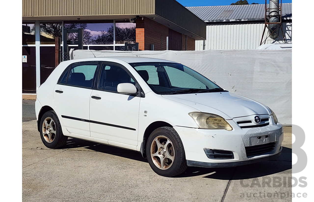 10/2004 Toyota Corolla Ascent SECA ZZE122R 5d Hatchback White 1.8L