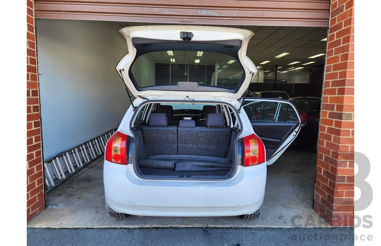 10/2004 Toyota Corolla Ascent SECA ZZE122R 5d Hatchback White 1.8L