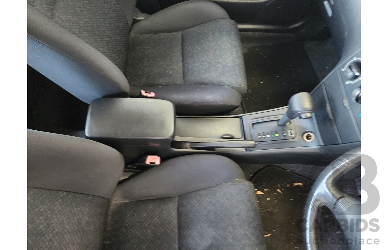 10/2004 Toyota Corolla Ascent SECA ZZE122R 5d Hatchback White 1.8L