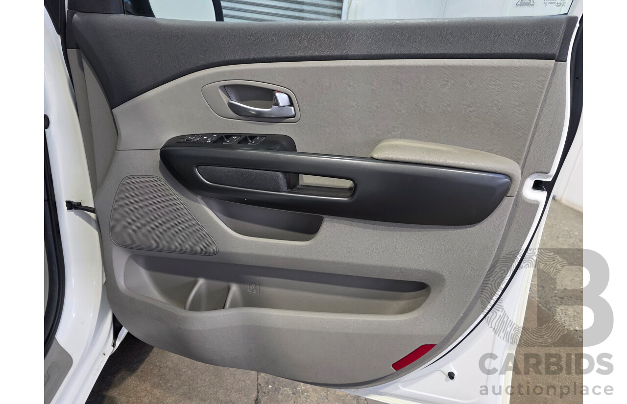 4/2016 Kia Carnival S YP MY16 Update 4d Wagon Clear White V6 3.3L