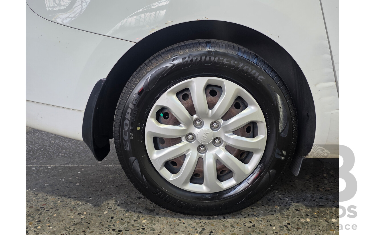 4/2016 Kia Carnival S YP MY16 Update 4d Wagon Clear White V6 3.3L