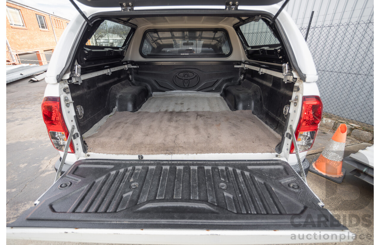 12/2017 Toyota Hilux SR5 (4x4) GUN126R Dual Cab Utility White Pearl Turbo Diesel 2.8L
