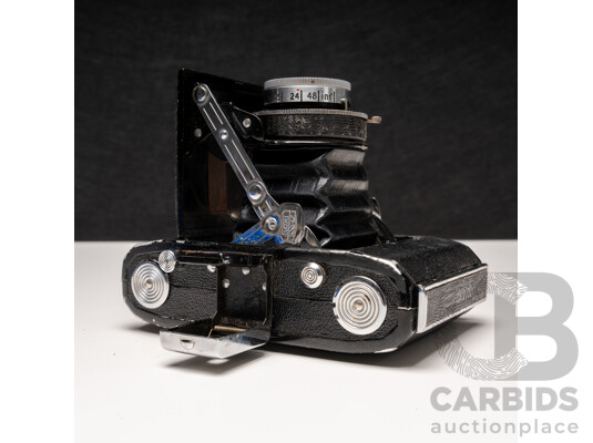 Zeiss Ikon Ikonta 520 4.5 × 6 Folding 120 Film Camera with Novar-Anastigmat 70mm F/3.5 Lens and Leather Case