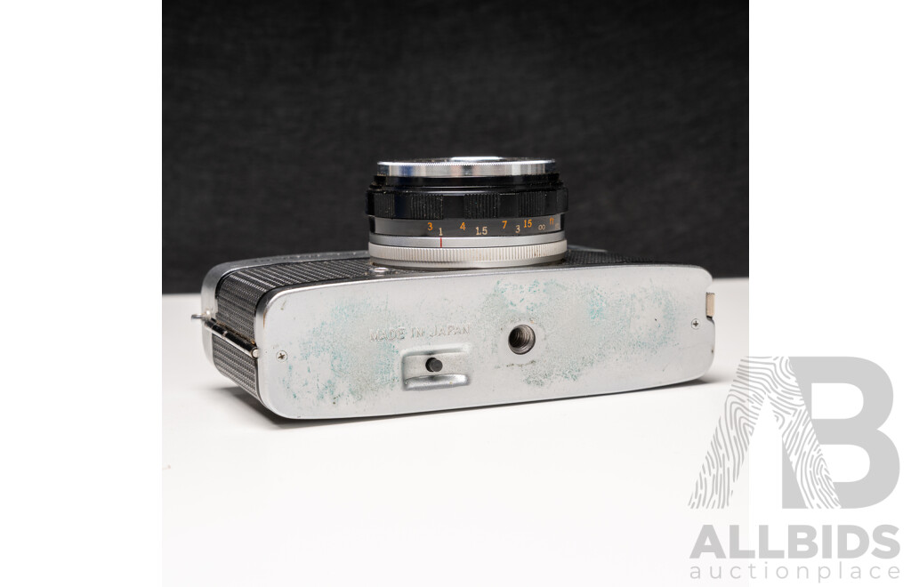 Olympus Trip 35 Compact Film Camera with Agfa Leather Case